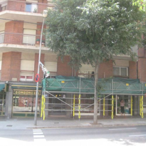 Façana amb bastida