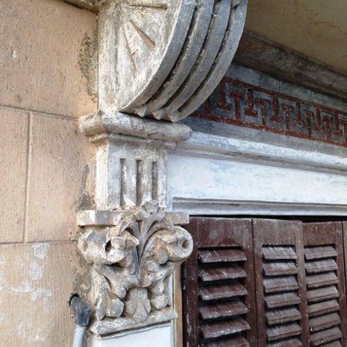 detalls ornamentacion a reparar