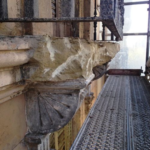 Detall de balcó a reparar